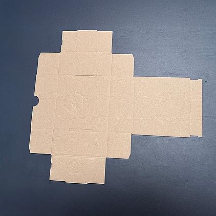 Flat pre-cut folding box