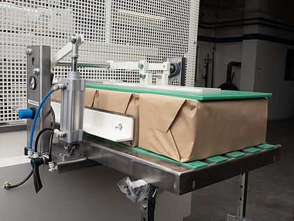 Fertig verpackte Einheit der Verpackungsmaschine UMPP-14 von ULF-tec