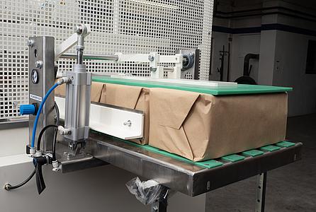 Fertig verpackte Einheit der Verpackungsmaschine UMPP-14 von ULF-tec