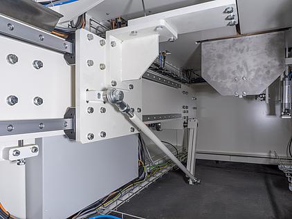 Blick in das Innere der Verpackungsmaschine UMPP-14 von ULF-tec