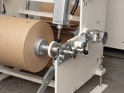 Papiereinzug von der Rolle an der Verpackungsmaschine UMPP-14 von ULF-tec