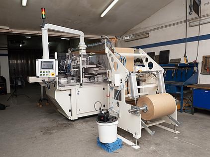 Papiereinzug von der Rolle an der Verpackungsmaschine UMPP-14 von ULF-tec